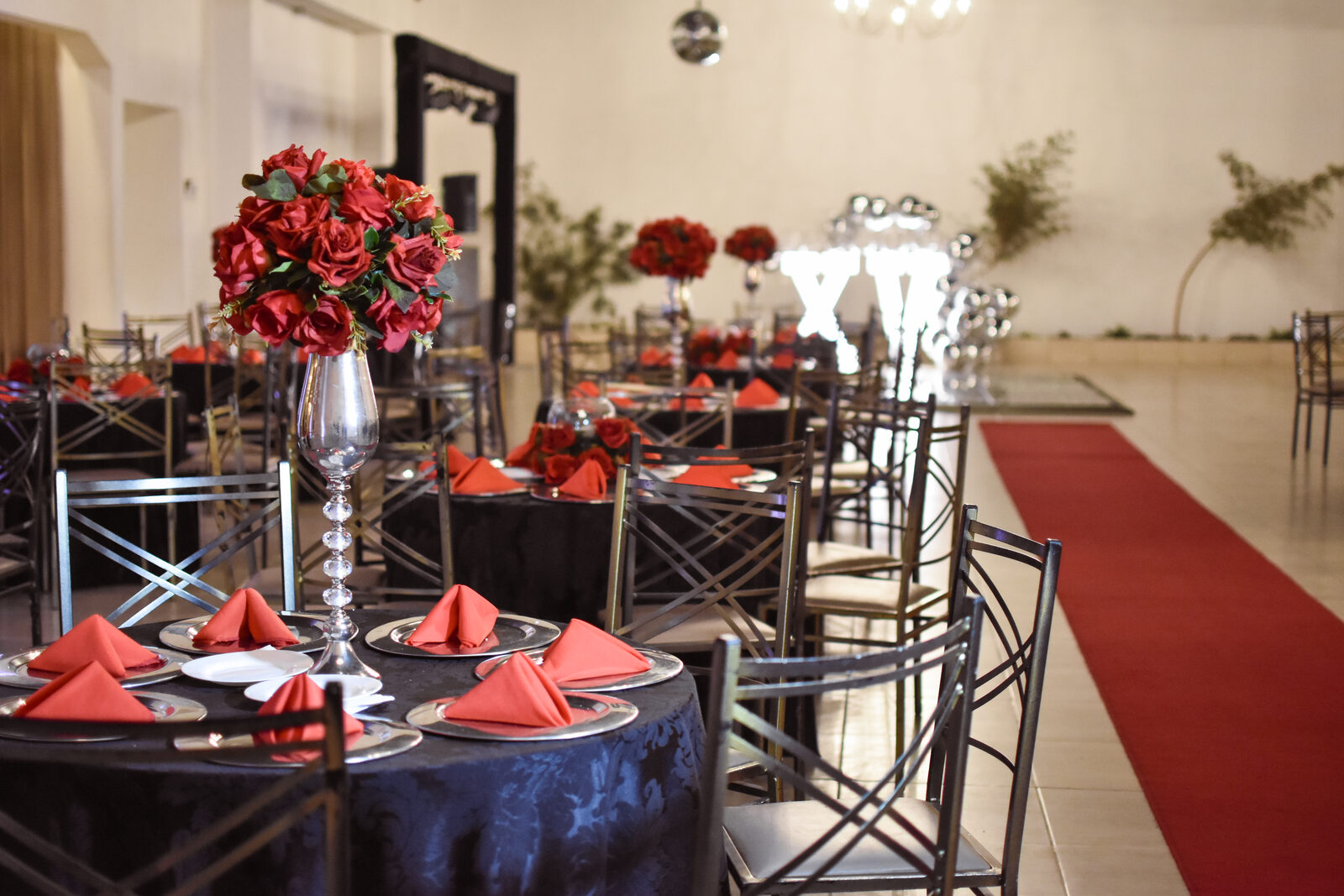Mesa de convidados decorada em tons de vermelho e prata