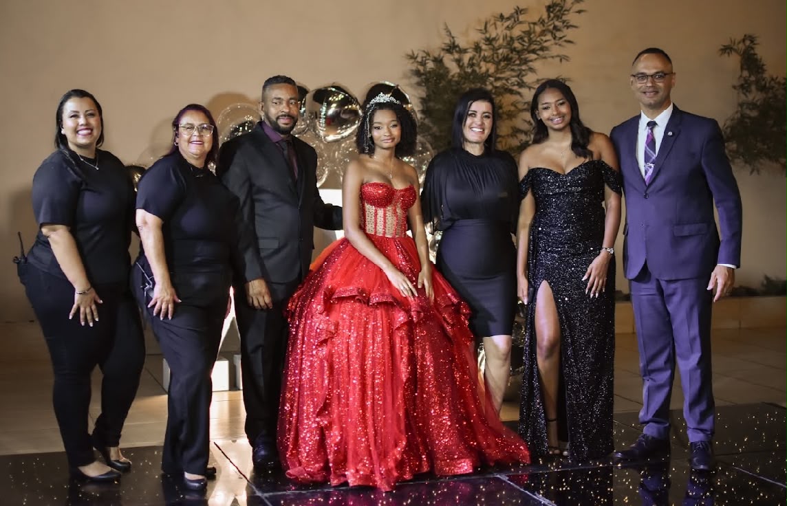 Equipe Nick Eventos com a debutante após a cerimônia