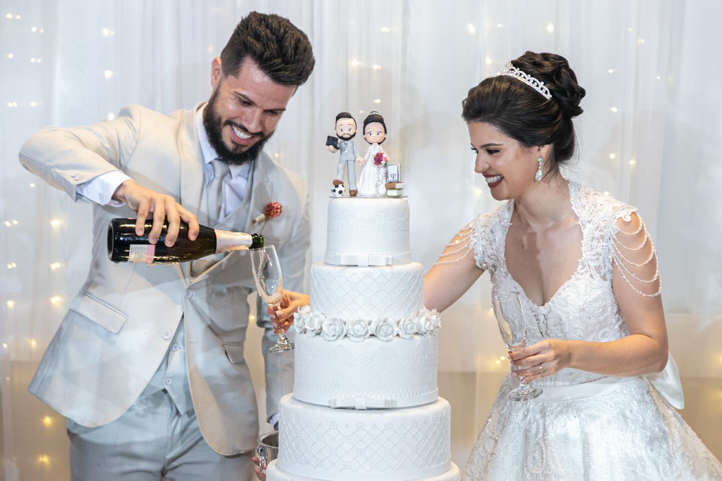 Noivos cortando o bolo de casamento