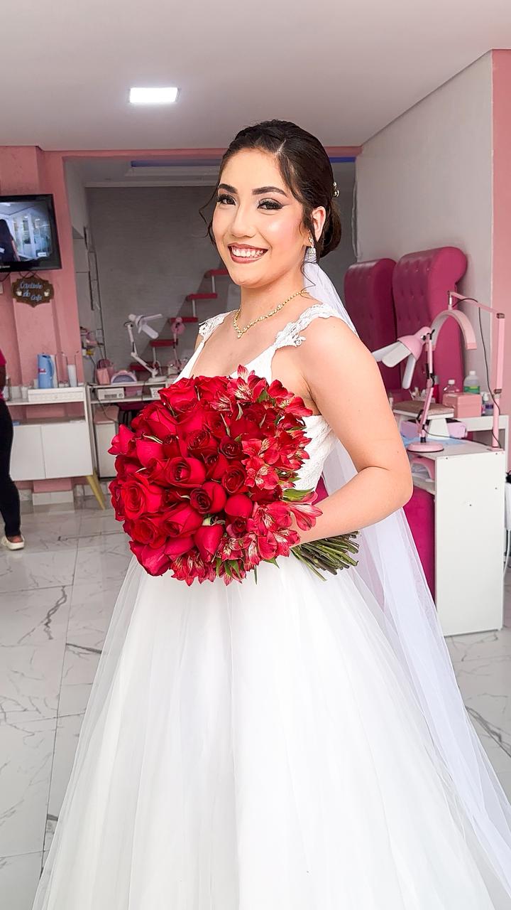 Noiva pronta segurando buquê de rosas vermelhas